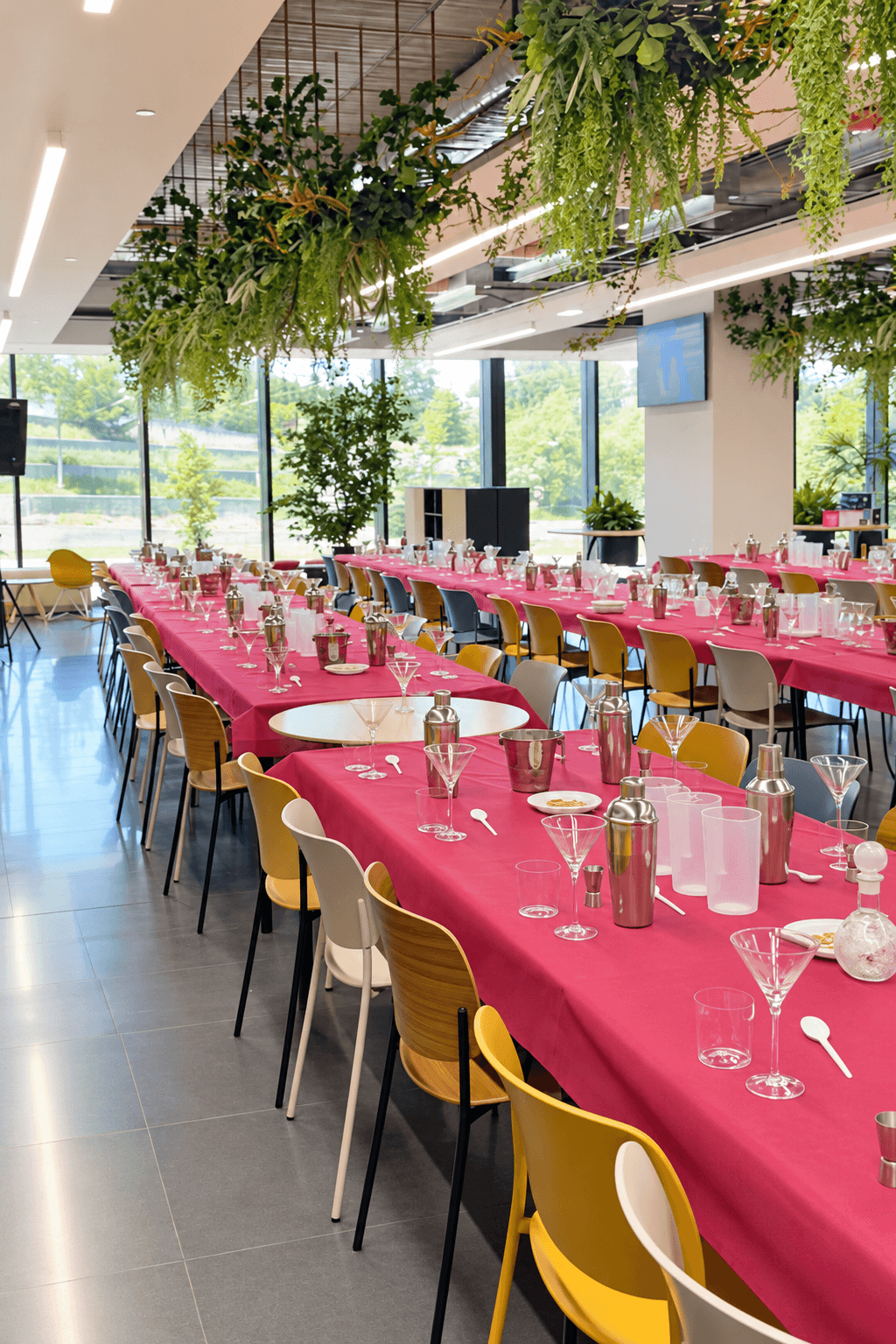 Taller de cocteles con mesas rosadas